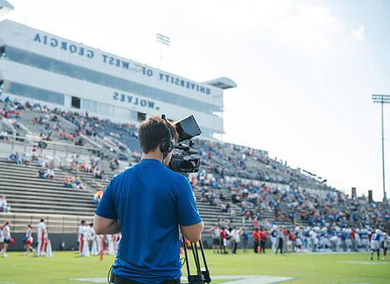 澳门新普京注册 Productions student filming a game